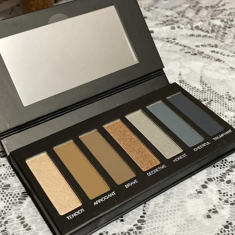 Younique Moodstruck Addiction 4 Shadow Palette. New in Box